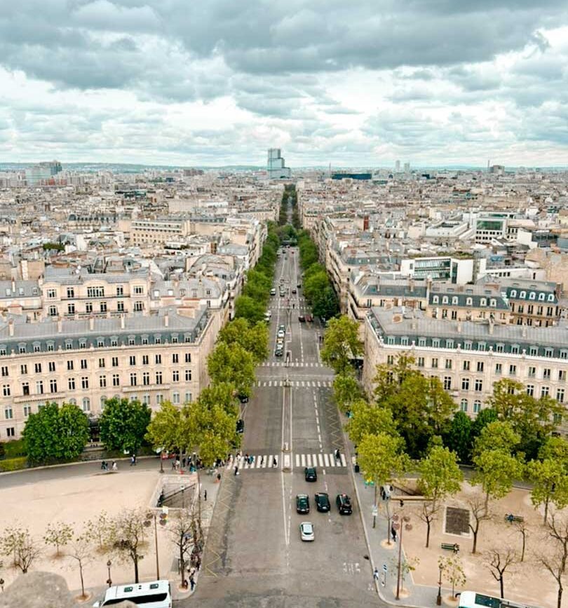Blick auf die Champs-Élysée von der Aussichtsplattform des Arc de Triomphe in Paris