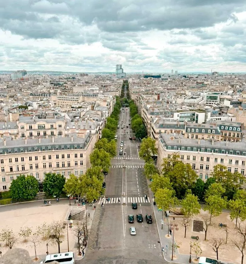 Blick auf die Champs-Élysée von der Aussichtsplattform des Arc de Triomphe in Paris