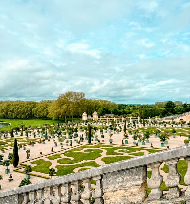 Blick auf die Orangerie von der Treppe aus in Versailles, Paris