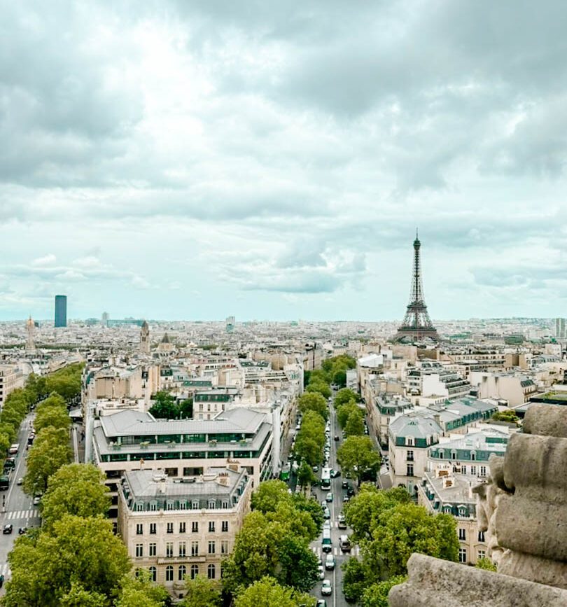 Blick auf Paris und den Eiffelturm von der Aussichtsplattform des Arc de Triomphe in Paris