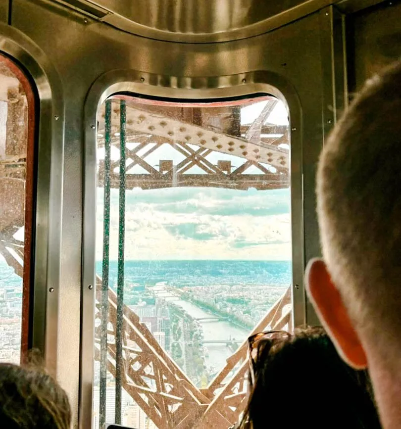 Blick aus dem Aufzug zur Spitze des Eiffelturms, Paris