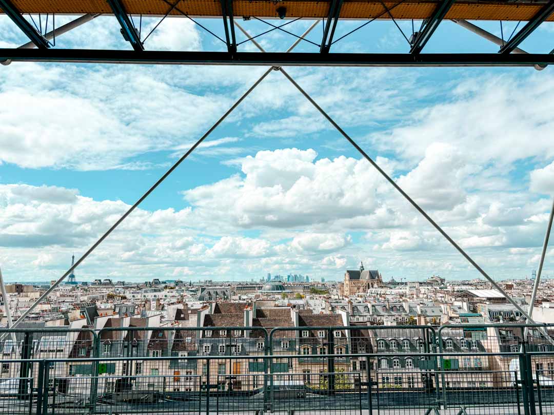 Blick von der Dachterrasse des Centre Pompidou auf Paris