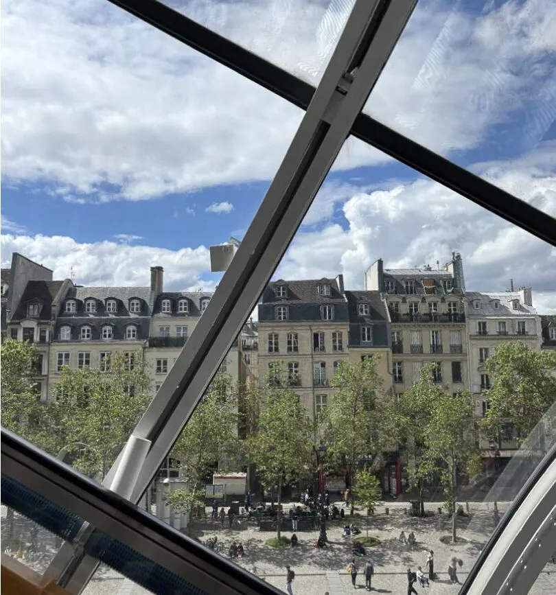 Blick von der Rolltreppe bei der Auffahrt im Centre Pompidou, Paris