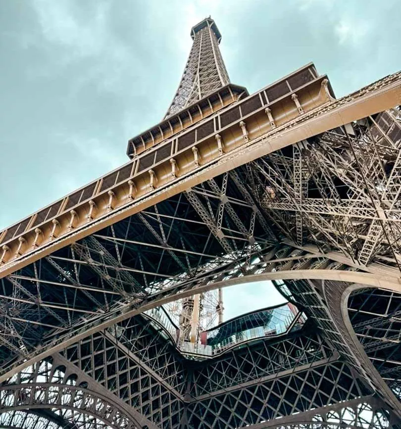 Blick von unten auf den Eiffelturm und in den Himmel, Paris-von-unten