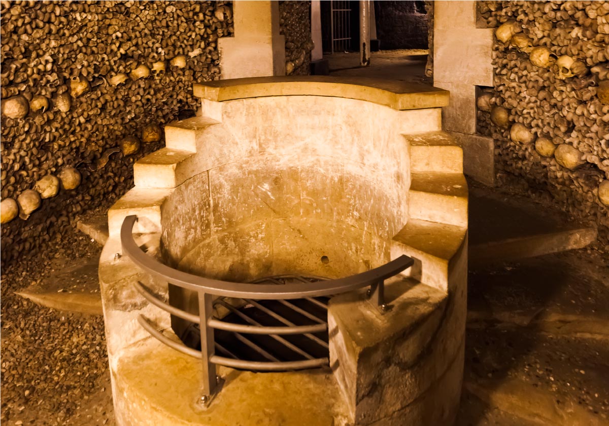 Der Brunnen „Fontaine de la Samaritaine“ in den Katakomben von Paris