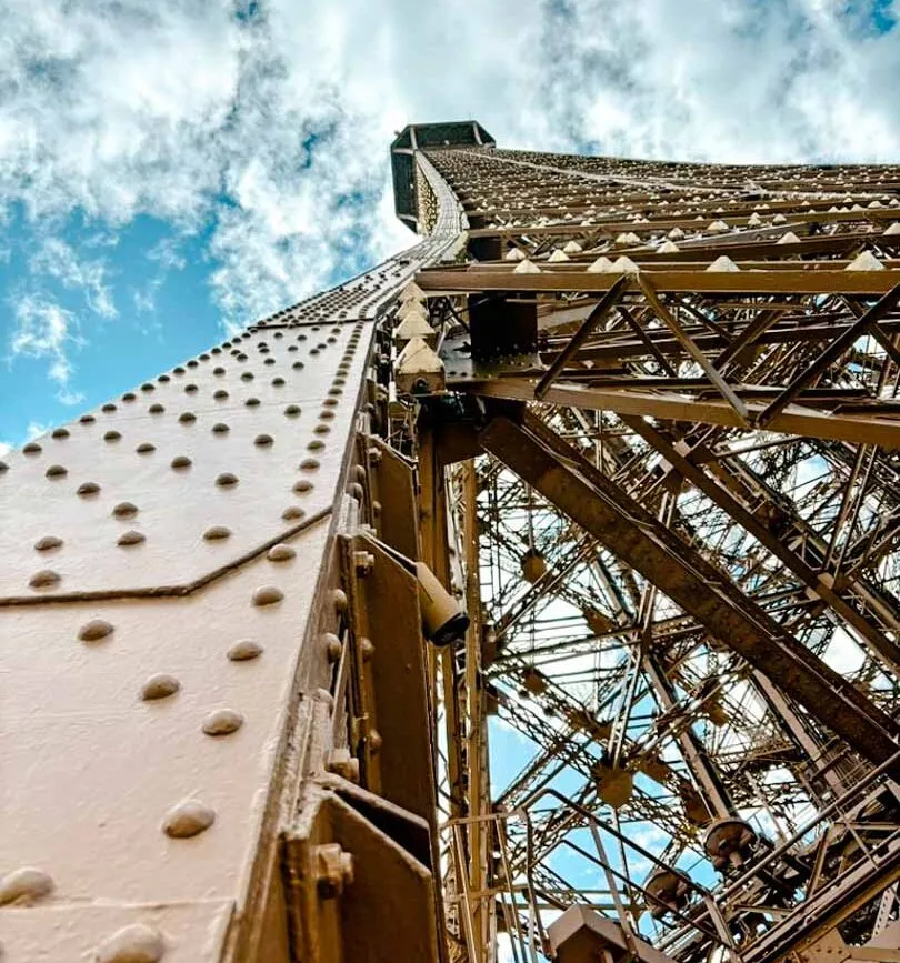 Eiffelturmspitze ragt in den Himmer, Paris