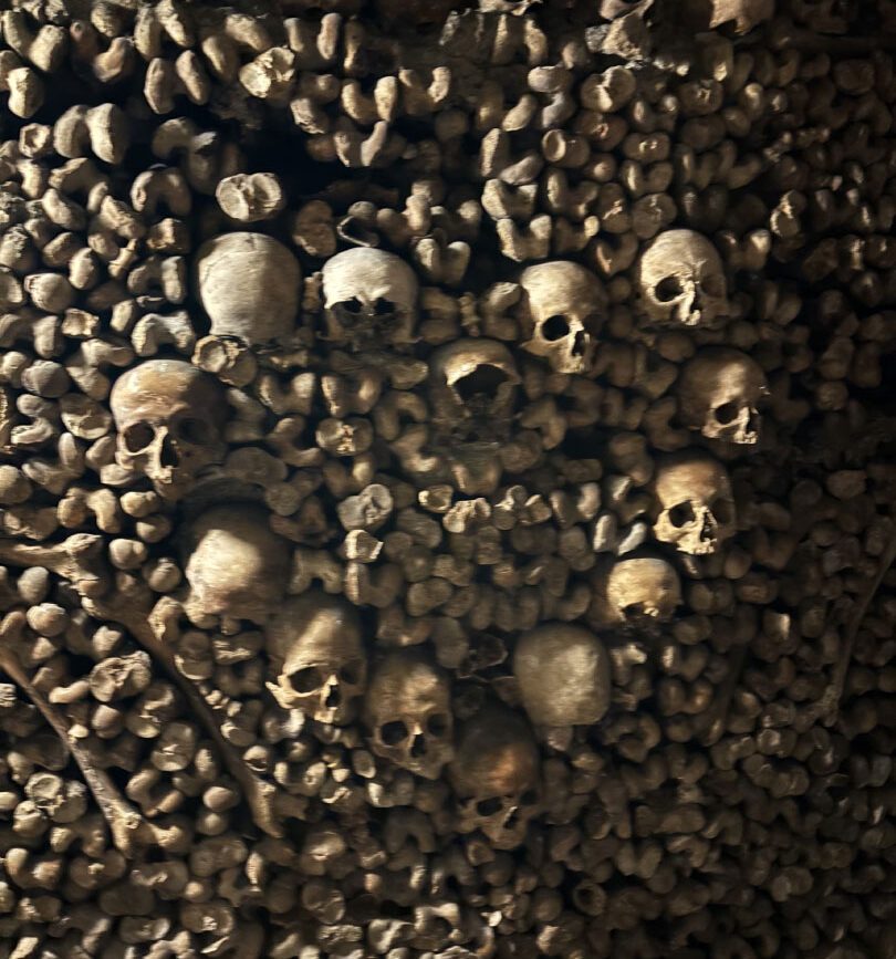 Ein Herz aus Schädeln, Katakomben von Paris