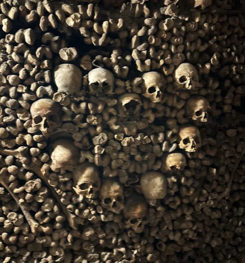 Ein Herz aus Schädeln, Katakomben von Paris