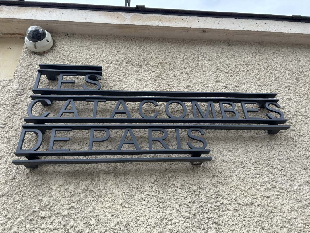 Eingang zu den Katakomben mit Beschriftung "Les catacombs de Paris"