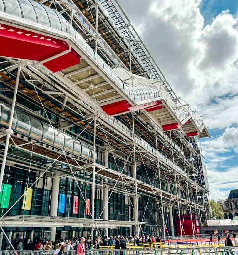 Fassade des Centre Pompidou mit Gerüst und Rolltreppe, Paris