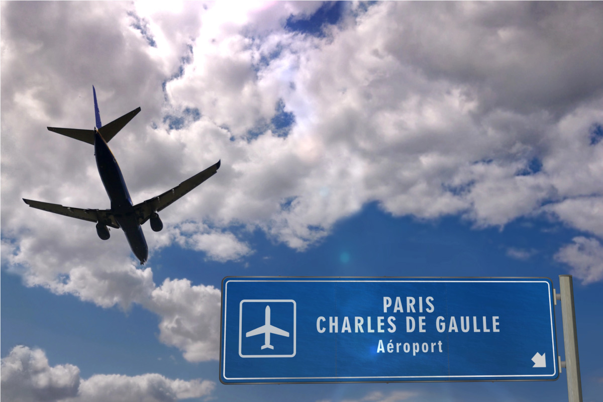 Flugzeug und Ausschilderung zum Flughafen Paris Charles de Gaulles
