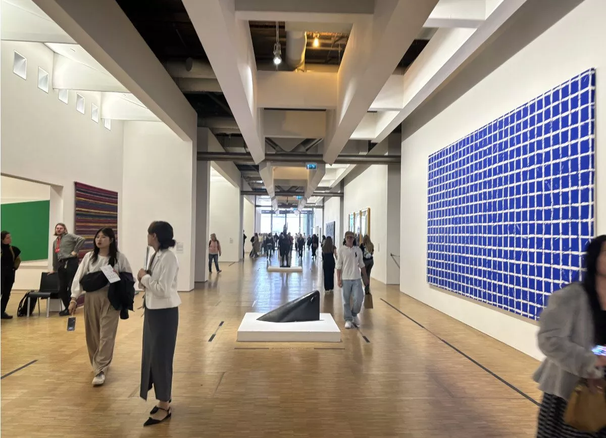 Galerie mit Gemälde von Simon Hantaï, Centre Pompidou, Paris