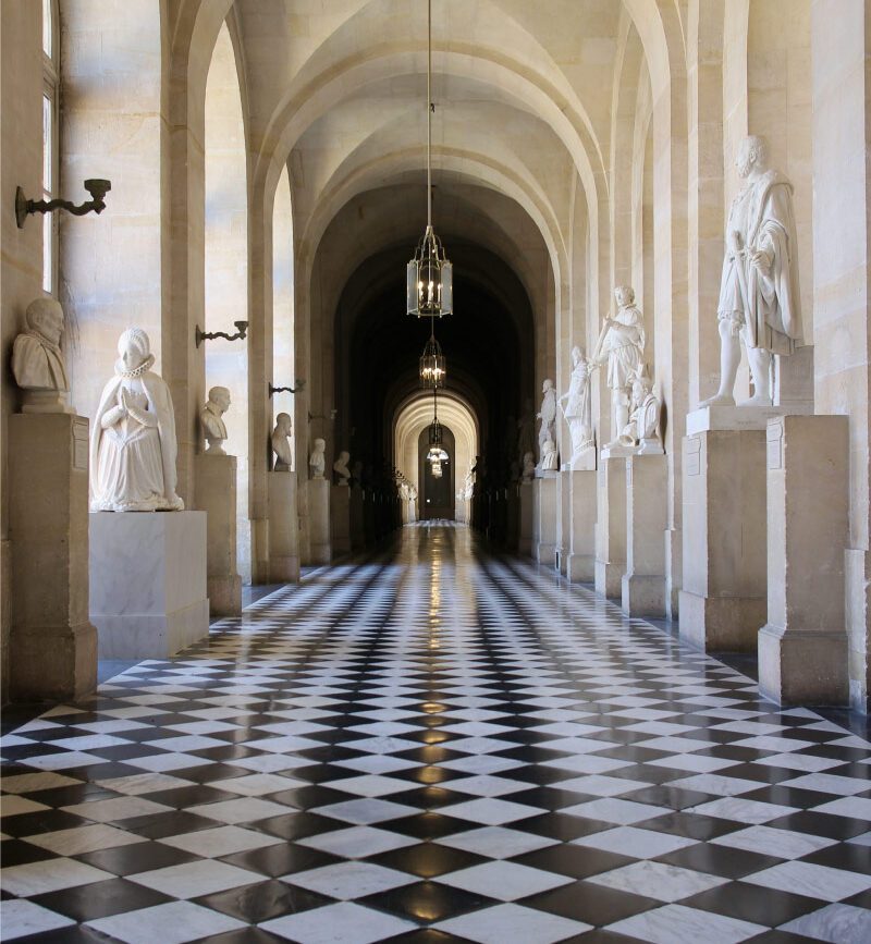 Gewölbter Korridor mit schwarzweiß Marmorboden in Versailles, Paris