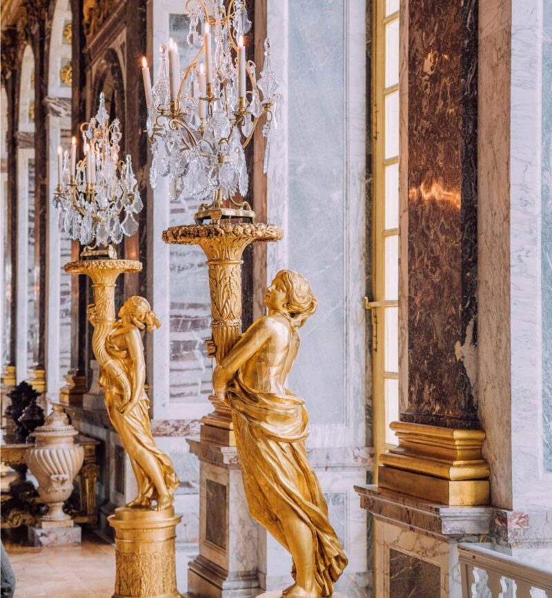 Goldene Skulpturen im Spiegelsaal von Versailles, Paris