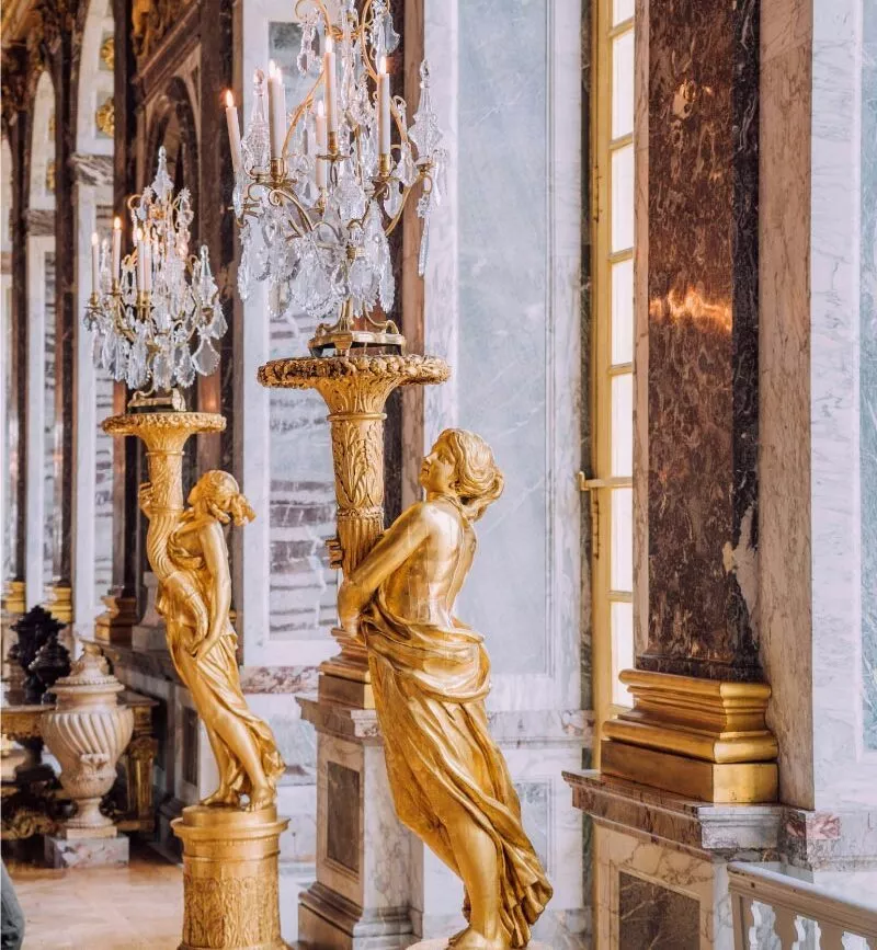 Goldene Skulpturen im Spiegelsaal von Versailles, Paris