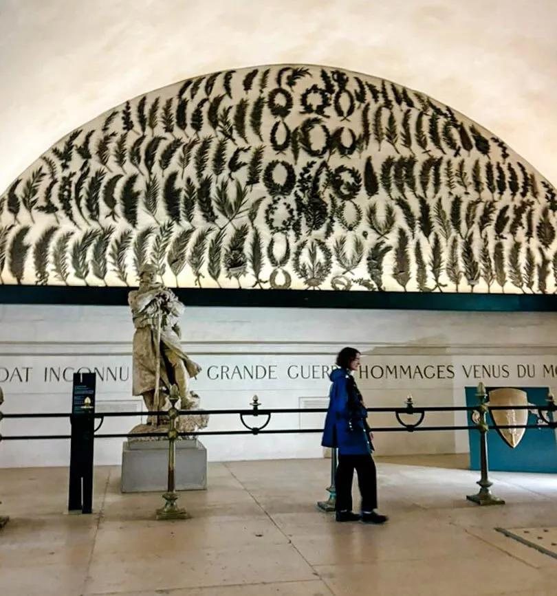 Im Dachzimmer des Triumphbogens, Wand mit Lorbeerkränzen, Paris