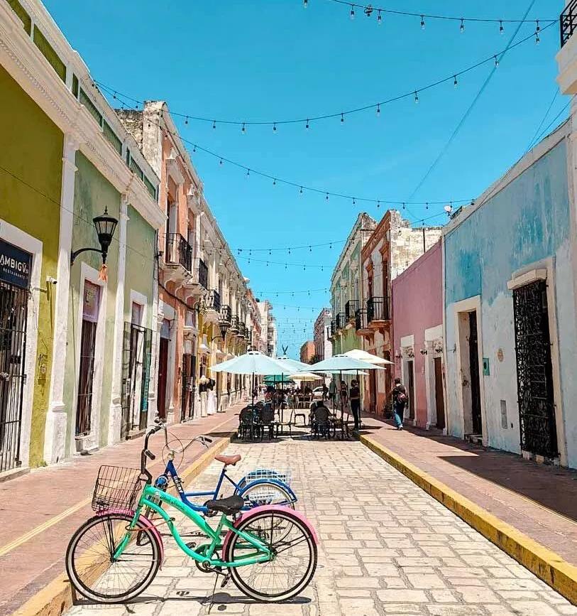 mexiko yucatan campeche bunte strasse fahrrad