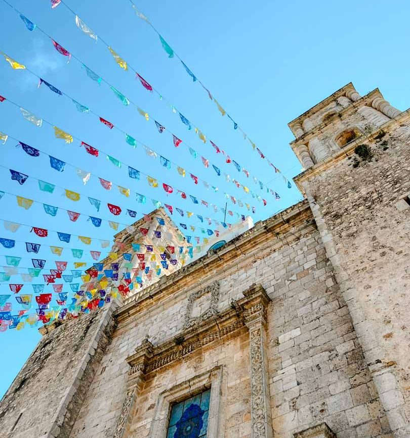Mexiko Yucatan Valladolid Kathedrale Fahnen