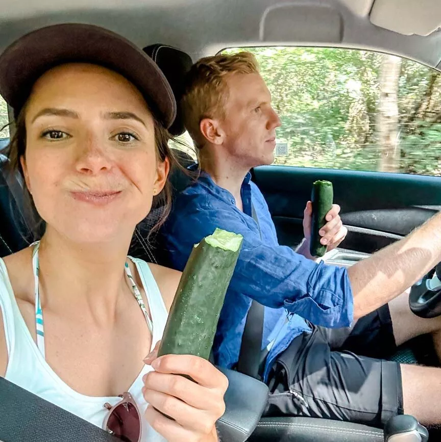 Navigieren mit Waze und Snacken beim Autofahren in Costa Rica