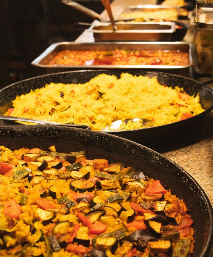 paella auf dem mercat de la boqueria in barcelona