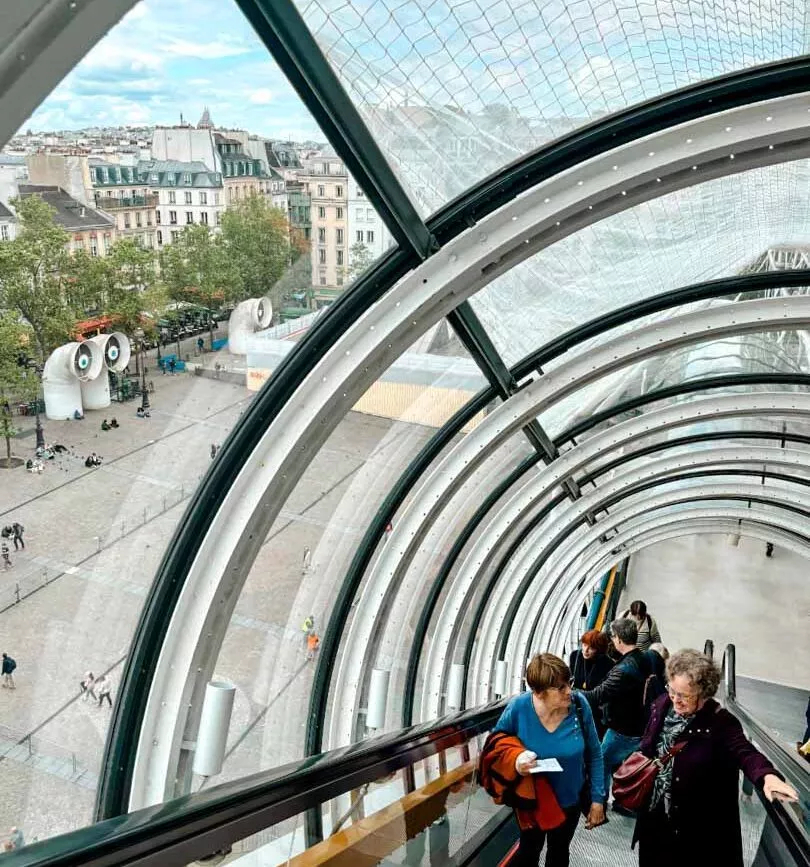 Rolltreppe zur Ausstellung mit Ausblick im Centre Pompidou, Paris