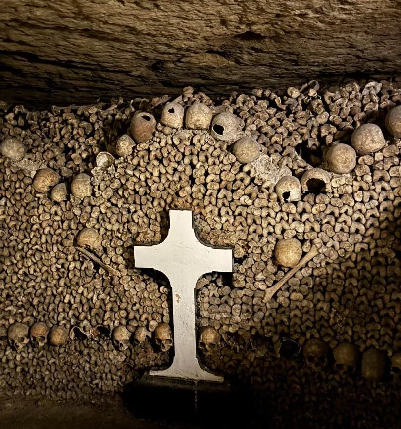 Schädel und Knochen in einem Muster angeordnet um ein Kreuz herum, Katakomben von Paris