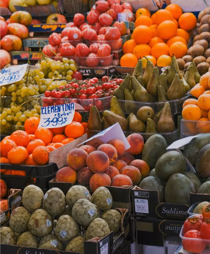 stand mit frischem obst auf dem mercat de la boqueria in barcelona stand mit frischem obst auf dem mercat de la boqueria in barcelona