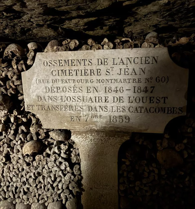 Steintafel, die darauf hinweist, dass hier die Gebeine des ehemaligen Friedhofs St. Jean liegen, Katakomben von Paris