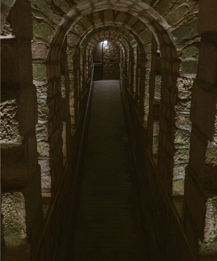 Tunnel auf dem Weg zu den "richtigen" Katakomben von Paris
