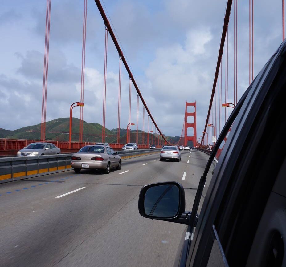 usa mietwagen fahrt ueber golden gate bridge in san francisco