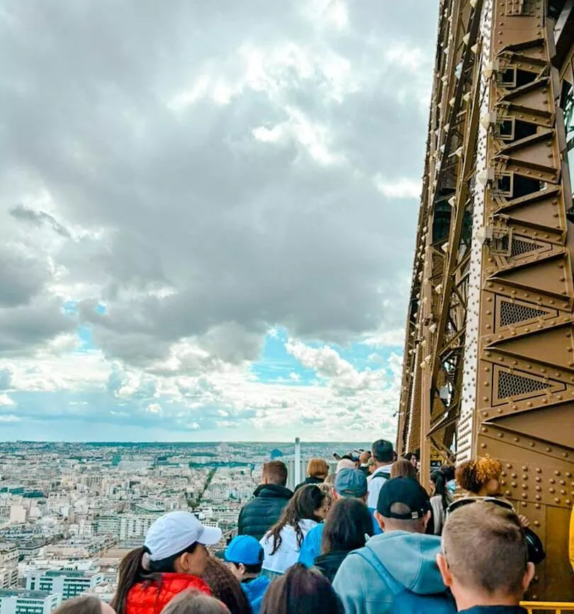 Warteschlange zum Aufzug zur Spitze vom Eiffelturm, Paris