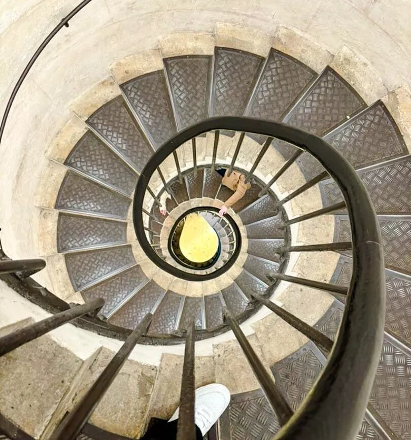 Wendeltrippe zum Dachzimmer des Arc de Triomphe, Paris