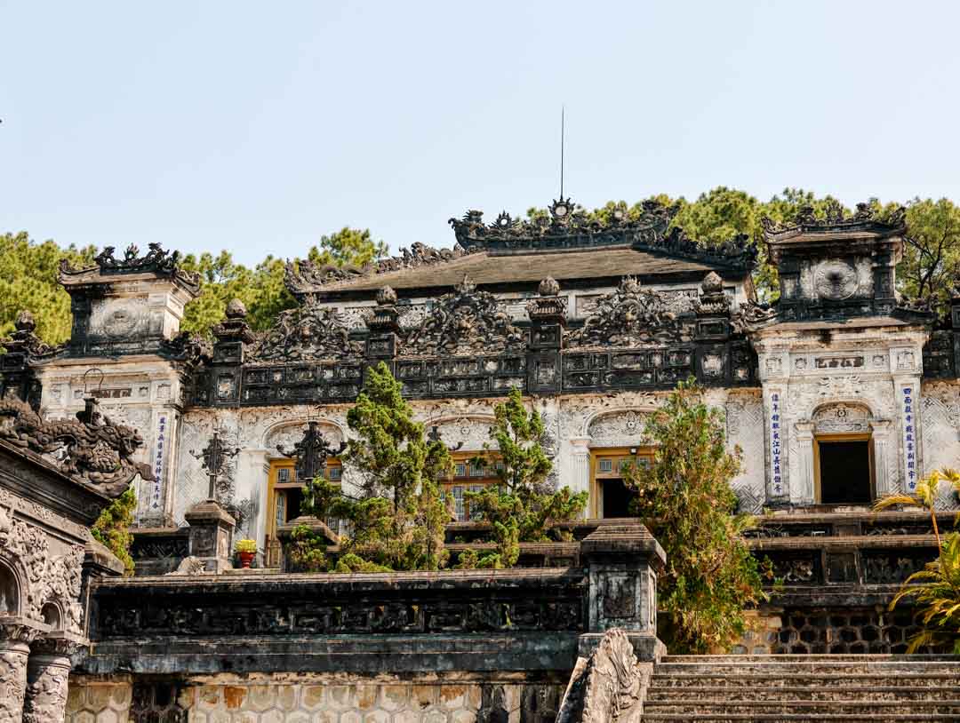 altes gebaeude in hue vietnam mit steinstufen