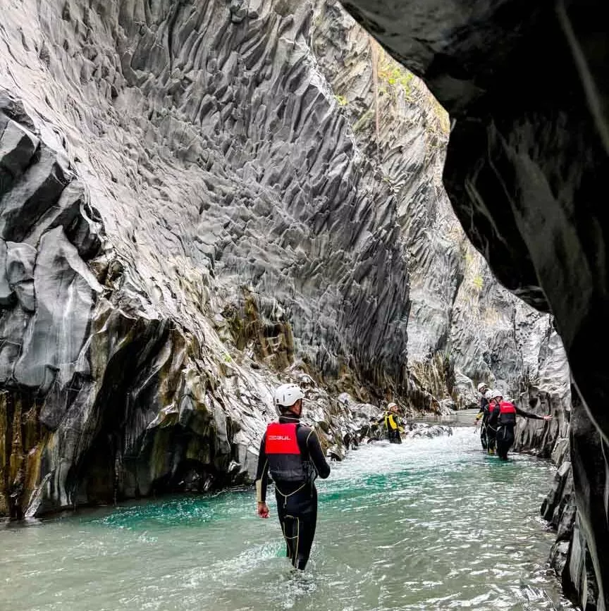 auf dem weg zu bodyrafting in der alcantara schlucht