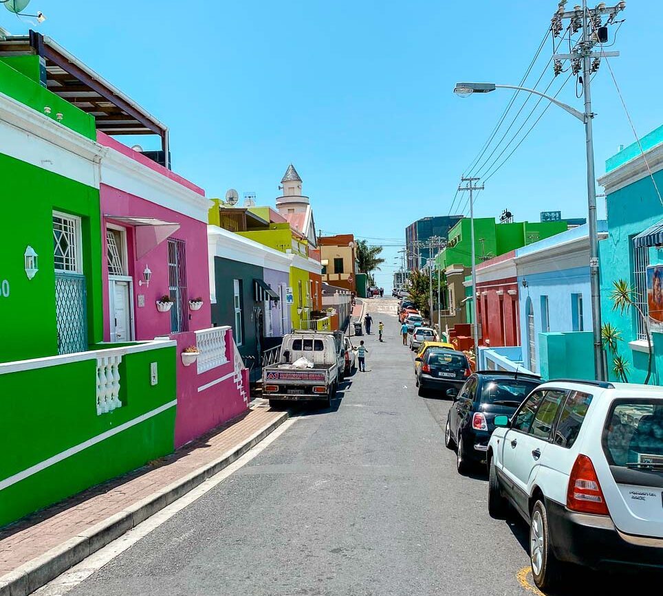 autos parken in kapstadt am strassenrand