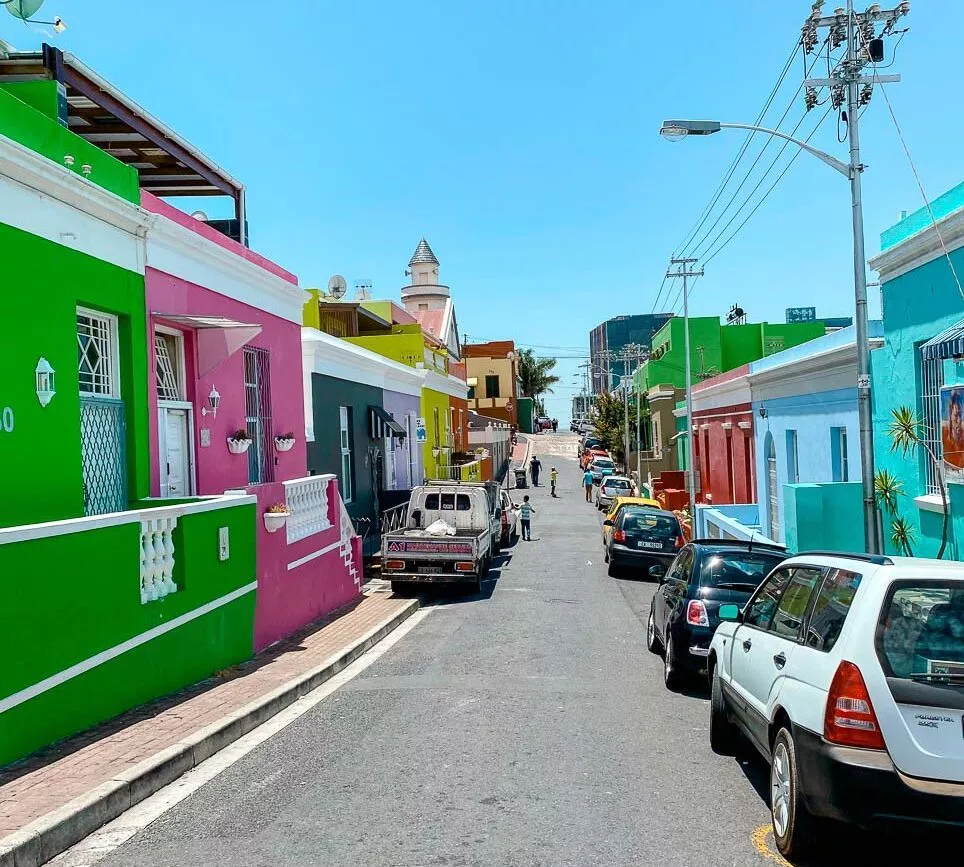 autos parken in kapstadt am strassenrand