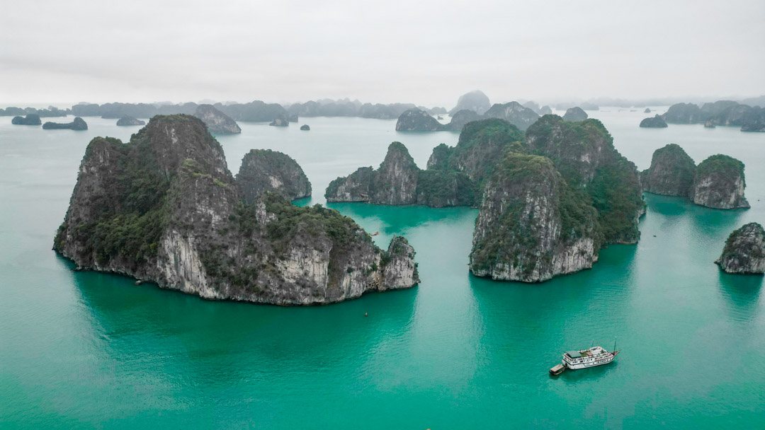 Bai Tu Long Bucht mit weniger Booten