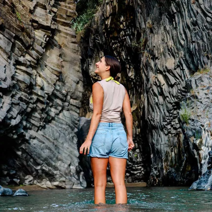 basaltfelsen in der alcantara schlucht sizilien