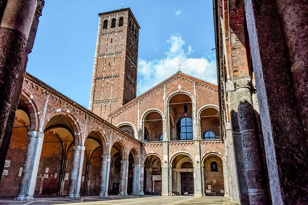 basilica di santambrogio in mailand mit rundboegen im innenhof Basilica di sant'ambrogio in Mailand mit Rundbögen im Innenhof