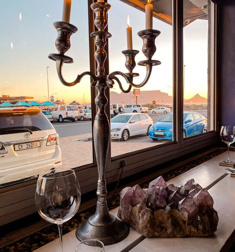 bewachter parkplatz vom restaurant aus sichtbar suedafrika