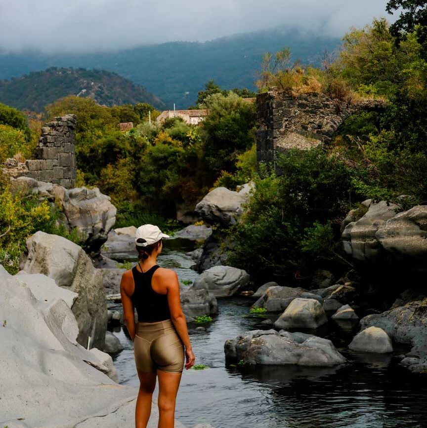 Blick auf Alcantara und Flusslandschaft