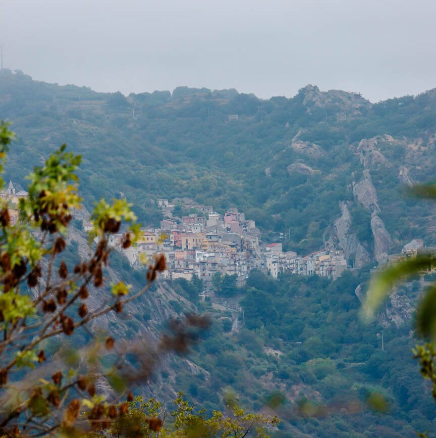 Blick auf Bergdorf, Alcantara Flusswanderung