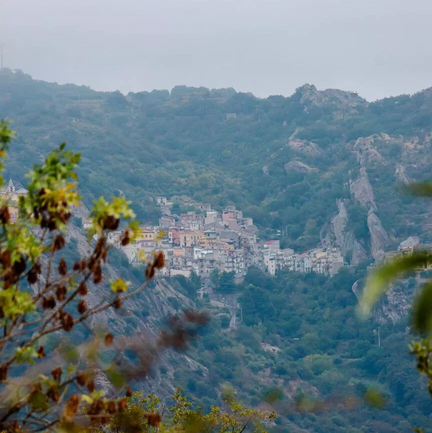 blick auf bergdorf alcantara flusswanderung