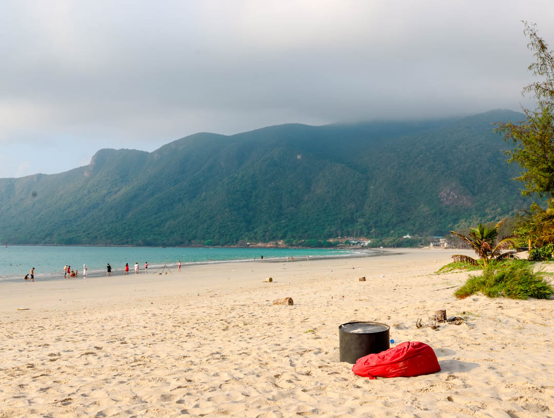 blick auf berge vom strand an hai