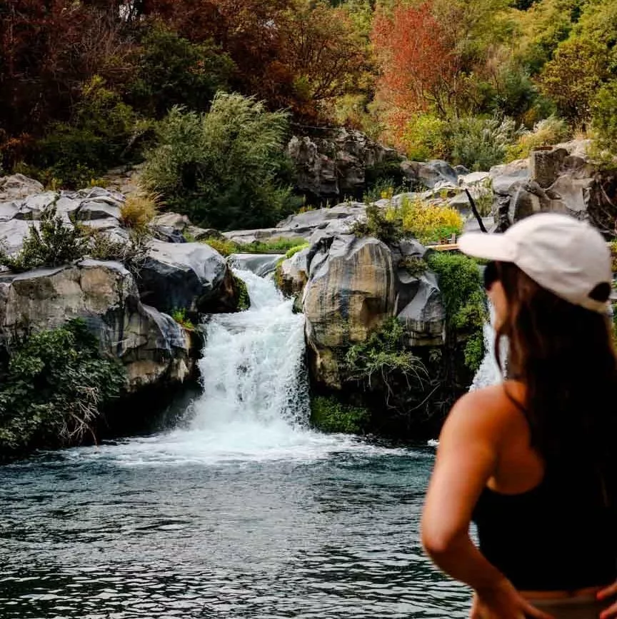 blick auf keinen wasserfall bei erlebnisweg um burgruine von francavilla