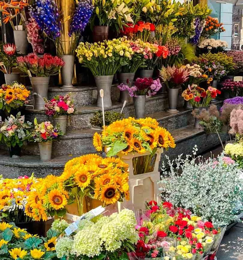 blumenladen in hue vietnam mit blumen draussen