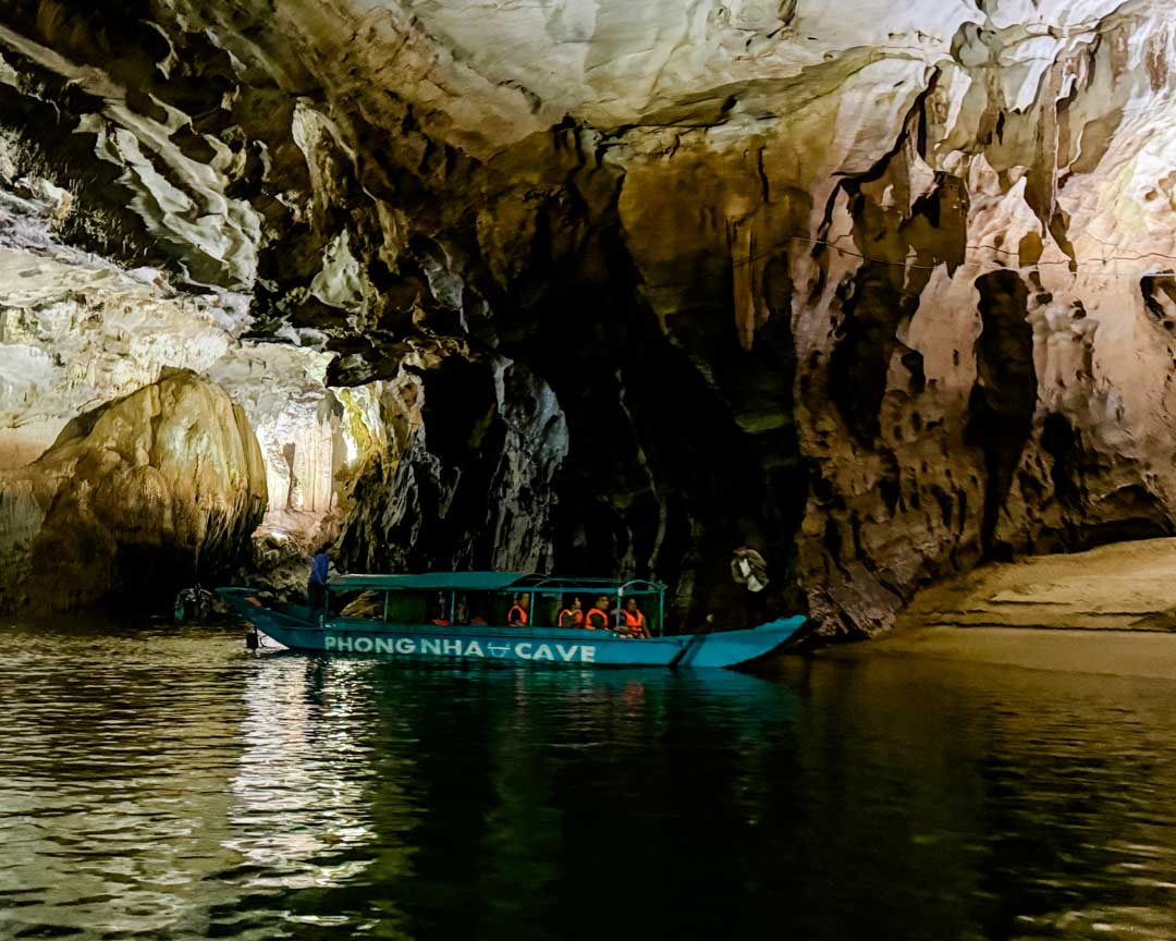 boot mit der aufschrift phong nha cave in einer hoehle in vietnam