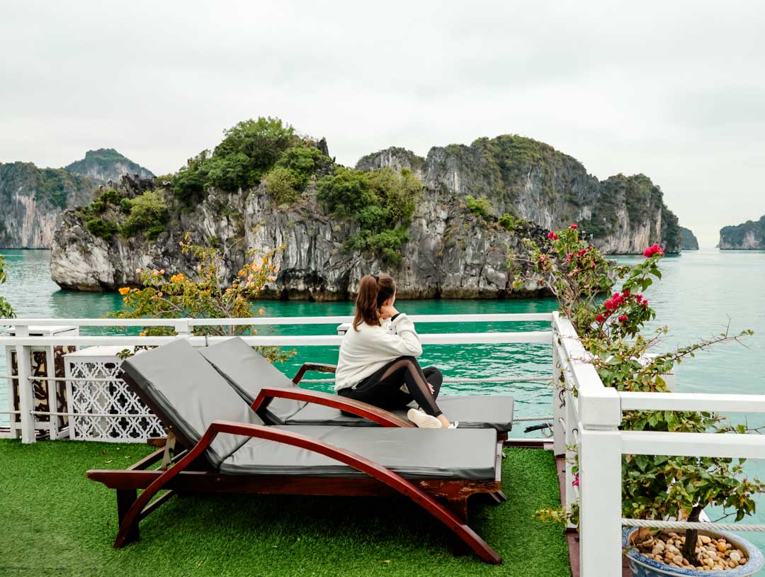 Bootsfahrt durch die Kalksteinfelsen