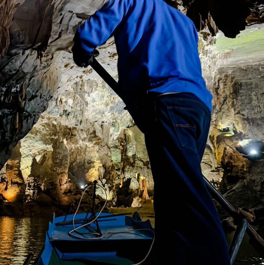 bootsfahrt durch phong nha hoehle