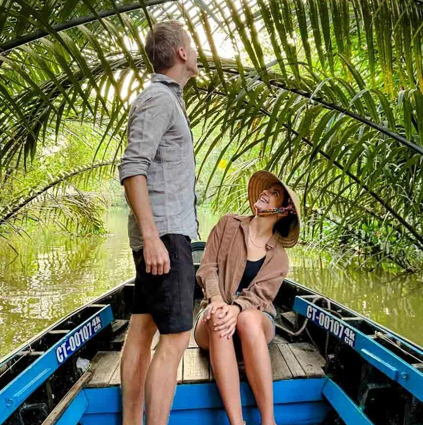 Bootsfahrt durch schmale Kanäle in Can Tho, Vietnam